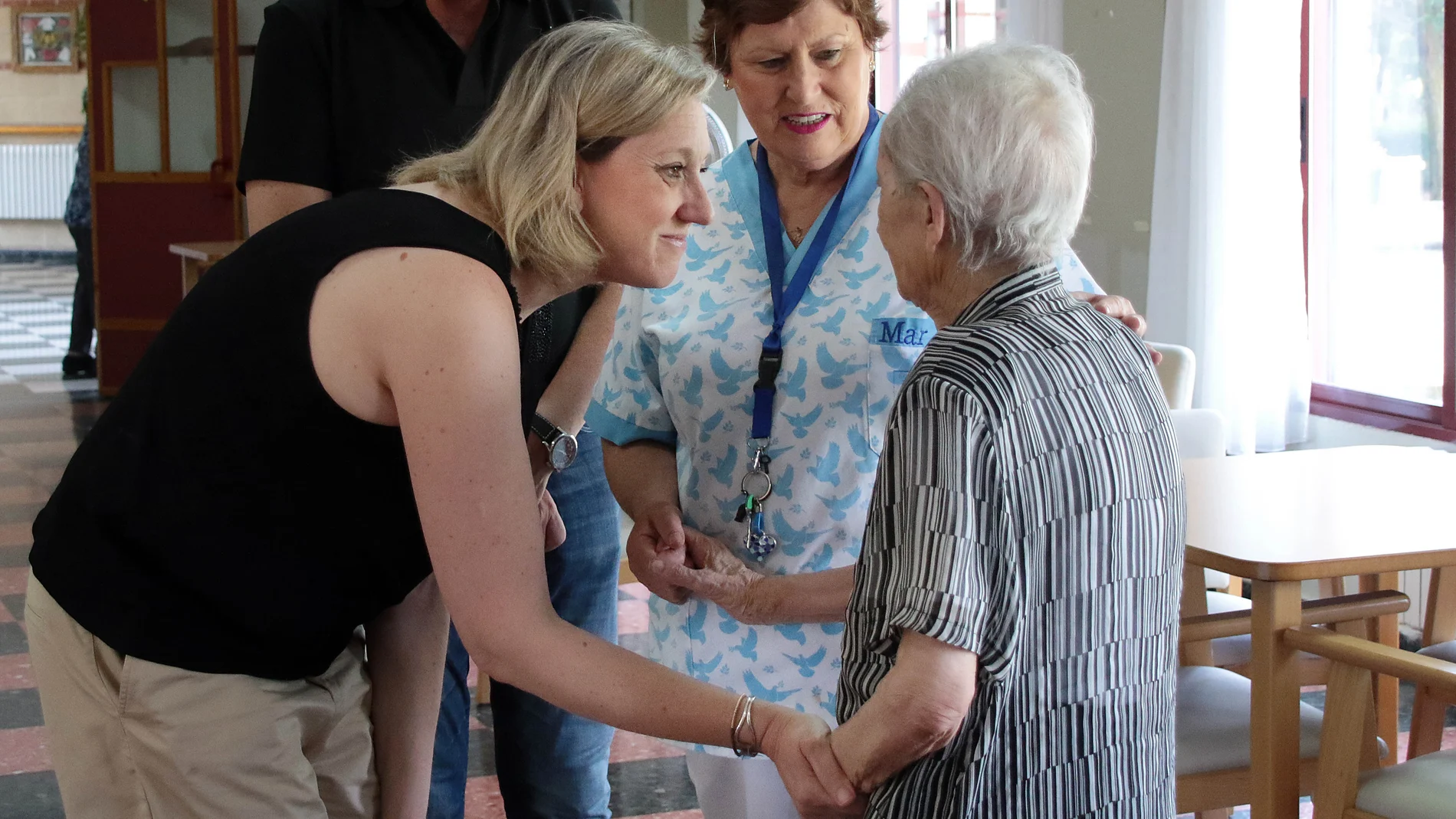 Isabel Blanco durante su visita a los realojados en una residencia de Alija del Infantado (León)
