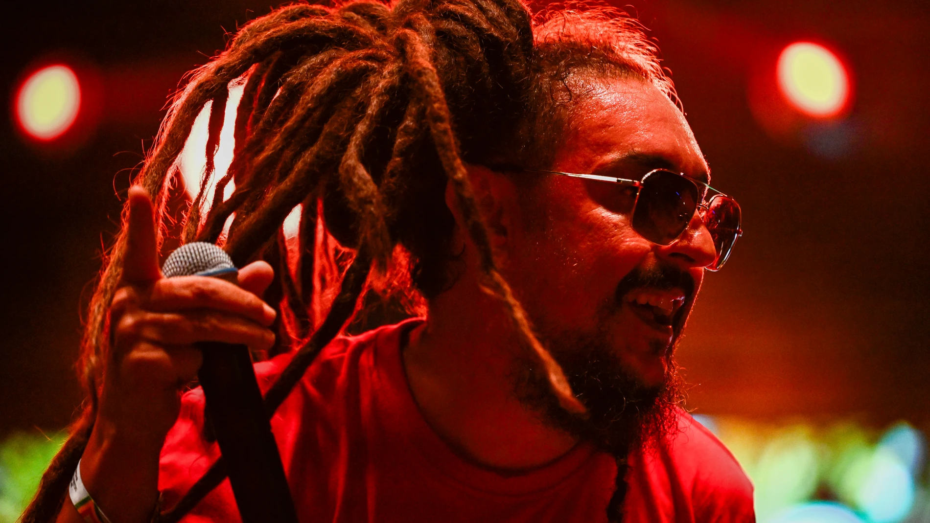 BENICÀSSIM (CASTELLÓN), 16/08/2025.- El cantante y compositor español de reggae Morodo durante el concierto que ofrece hoy sábado en el festival Rototom que se celebra en Benicassim. EFE/ Andreu Esteban