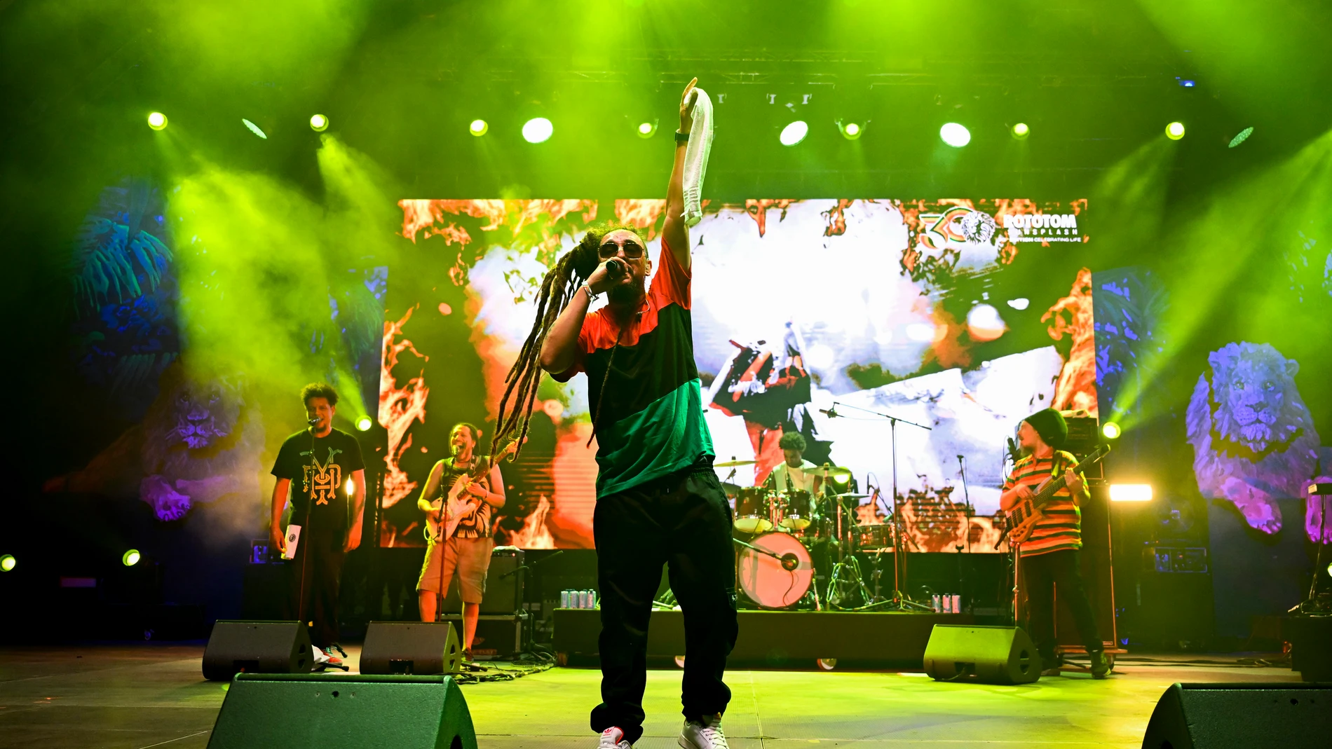 BENICÀSSIM (CASTELLÓN), 16/08/2025.- El cantante y compositor español de reggae Morodo durante el concierto que ofrece hoy sábado en el festival Rototom que se celebra en Benicassim. EFE/ Andreu Esteban