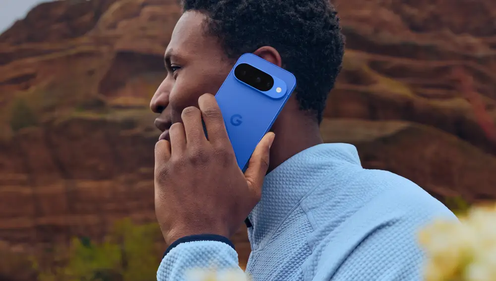 La parte trasera del Google Pixel 10 en color azul