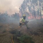 Bombero del Consorcio Provincial Contraincendios de A Coruña, coopera en labores de extinción de incendios en la provincia de Ourense.