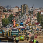 Comienza la fase de excavación en la A-5, lo que se traduce en nuevos e importantes cortes que afectarán a los conductores. Maquinaria pesada trabaja sin descanso para acelerar las tareas de remodelación de la vía y construcción del futuro túnel. © Alberto R. Roldán / Diario La Razón. 05 08 2025