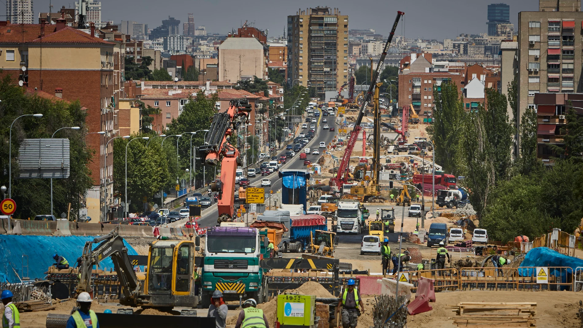 Comienza la fase de excavación en la A-5, lo que se traduce en nuevos e importantes cortes que afectarán a los conductores. Maquinaria pesada trabaja sin descanso para acelerar las tareas de remodelación de la vía y construcción del futuro túnel. © Alberto R. Roldán / Diario La Razón. 05 08 2025