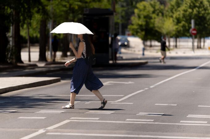 Una mujer protegiéndose del calor