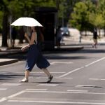 Una mujer protegiéndose del calor