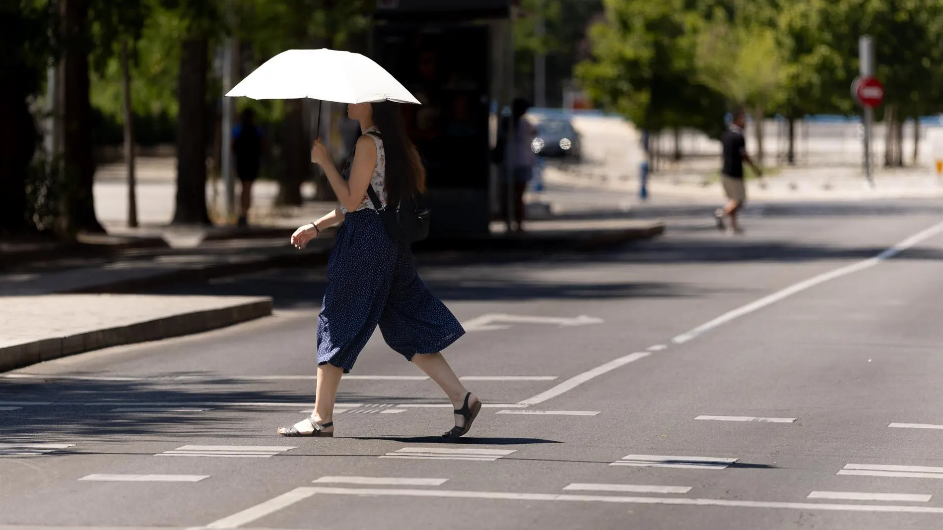 Una mujer protegiéndose del calor