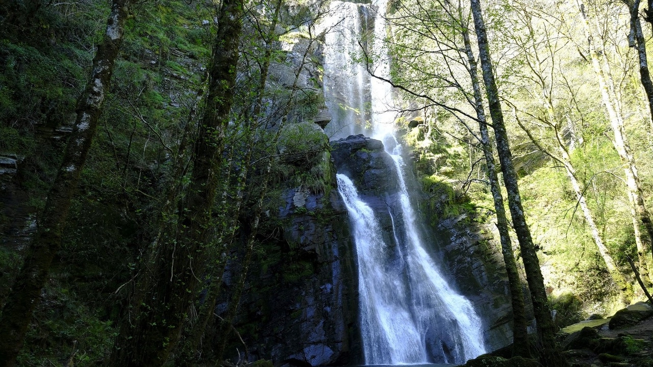 La cascada más alta de Galicia en caída libre: 54 metros de puro vértigo