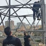 Una mujer se encarama a una torre eléctrica en Las Palmas de Gran Canaria
