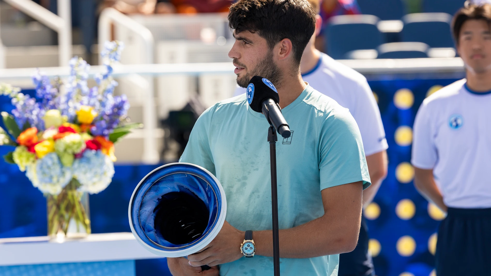 18 August 2025, US, Mason: Spanish tennis player Carlos Alcaraz celebrates with the Rookwood trophy after winning the men's singles final match of the Cincinnati Open at the Lindner Family Tennis Center against Italian Jannik Sinner, who retires due to illness. Photo: Wally Nell/ZUMA Press Wire/dpa 18/08/2025 ONLY FOR USE IN SPAIN