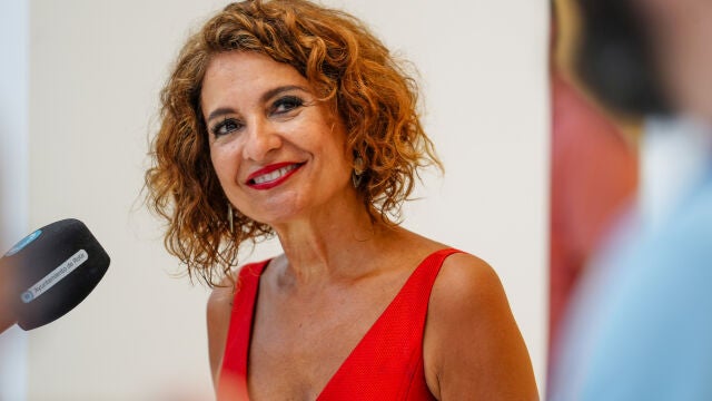María Jesús Montero visita en Rota el antiguo Ayuntamiento rehabilitado con fondos europeos