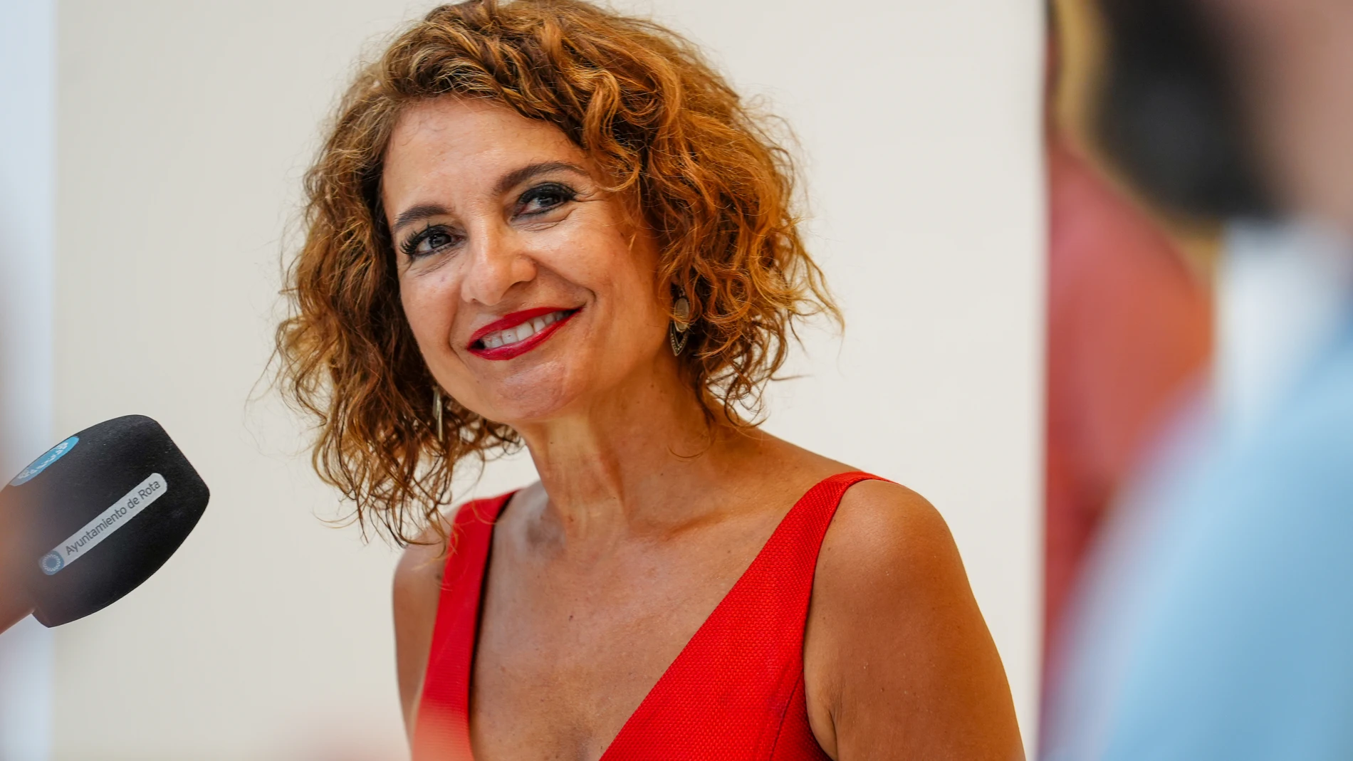La vicepresidenta primera del Gobierno y ministra de Hacienda, María Jesús Montero, atiende a los medios antes de su visita al ayuntamiento rehabilitado. A 18 de agosto de 2025 en Rota, Cádiz (Andalucía, España). La vicepresidenta primera del Gobierno y ministra de Hacienda, María Jesús Montero, ha atendido a los medios de comunicación en Rota (Cádiz) antes de recorrer el edificio del antiguo Ayuntamiento, recientemente rehabilitado gracias a los fondos del Plan de Recuperación, Transformació...