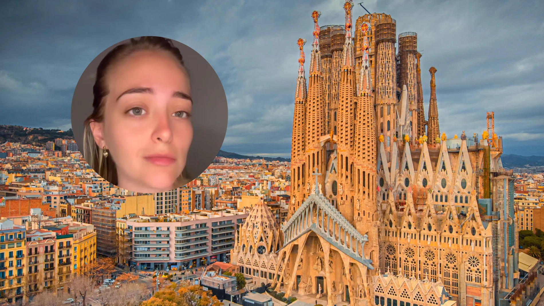Una latinoamericana junto a la Sagrada Familia