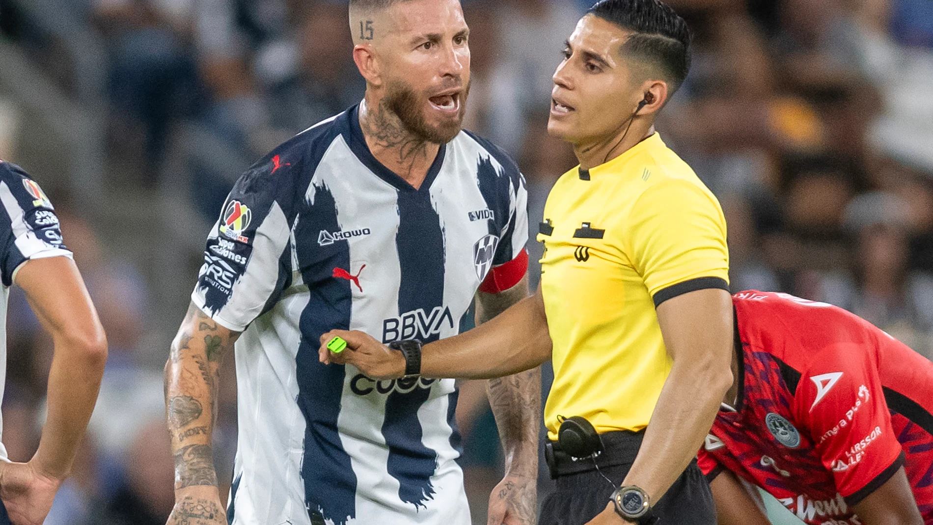 AME1225. MONTERREY (MÉXICO), 17/08/2025.- Sergio Ramos (i) de Monterrey le reclama al arbitro Martín Molina este domingo, durante un partido del Torneo Apertura 2025 entre Monterrey y Mazatlán en el estadio BBVA en Monterrey (México). EFE/Miguel Sierra