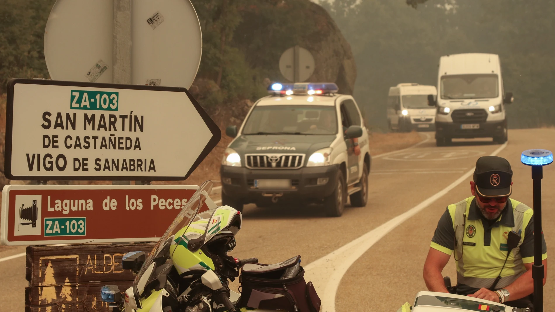 CERDILLO (ZAMORA), 18/08/2025.- Agentes de la Guardia Civil en las inmediaciones de Cerdillo, una de las localidades sanabresas que están siendo desalojadas por el incendio de Porto (Zamora). Ya son seis los pueblos del entorno del Lago de Sanabria en Zamora desalojados este lunes por el incendio forestal de Porto (Zamora) mientras que hay otras seis localidades de la zona confinadas y preparado el dispositivo por si hubiera que desalojarlas también. EFE/Mariam A. Montesinos