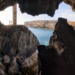 Una gruta milenaria y una playa de arena negra: el secreto mejor guardado de Canarias
