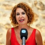 La vicepresidenta primera del Gobierno y ministra de Hacienda, María Jesús Montero, atiende a los medios en Rota (Cádiz).