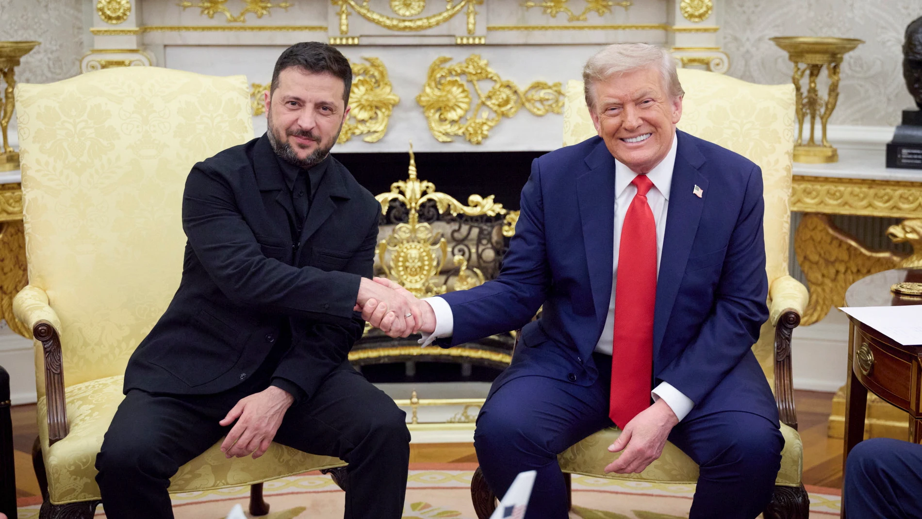WASHINGTON (United States), 18/08/2025.- A handout photo made available by the Presidential Press Service shows United States President Donald J Trump (R) meets President of Ukraine Volodymyr Zelensky (L) in the Oval Office of the White House in Washington, DC, USA, 18 August 2025. European Leaders are at the White House in support of President Zelenskyy following President Trump’s meeting with President Vladimir Putin of Russia in Anchorage, Alaska, USA, on August 15, 2025. (Rusia, Ucrania, ...