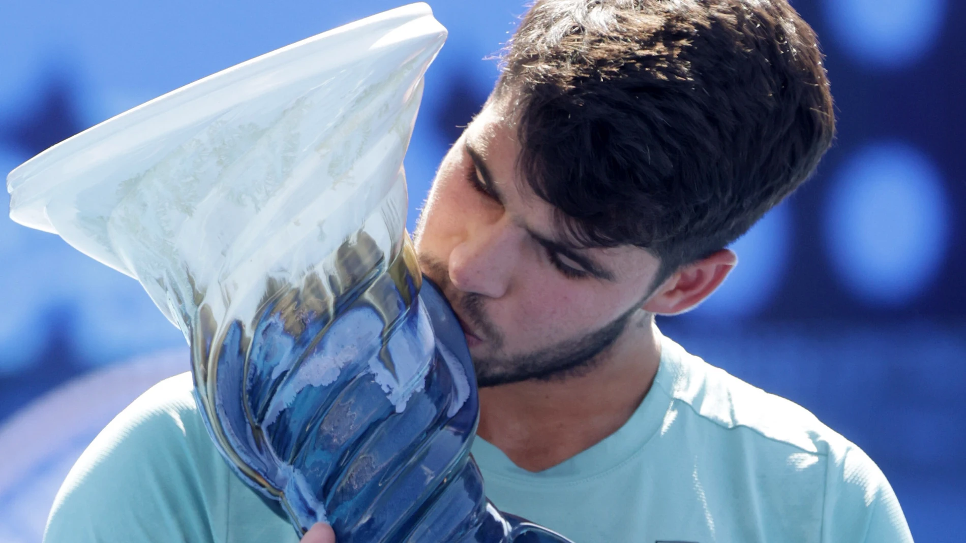 MASON (United States), 18/08/2025.- Carlos Alcaraz of Spain kisses the Champion's Trophy after his opponent Jannik Sinner of Italy retired due to illness during the Men's Final of the Cincinnati Open tournament at the Lindner Family Tennis Center in Mason, Ohio, USA, 18 August 2025. (Tenis, Italia, España) EFE/EPA/MARK LYONS