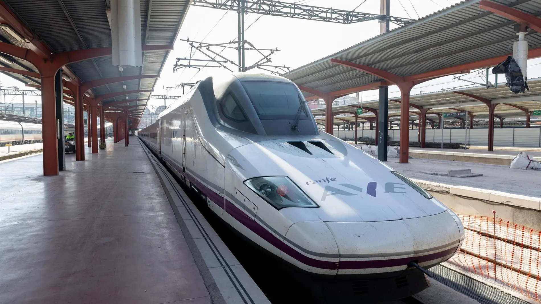 MADRID.-El servicio de alta velocidad entre Madrid y Galicia seguirá suspendido hoy, al menos hasta las 9.30 horas