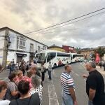 Más de 150 vecinos de Petín se concentran en los jugados en apoyo de un detenido en el marco de la ola de incendios.