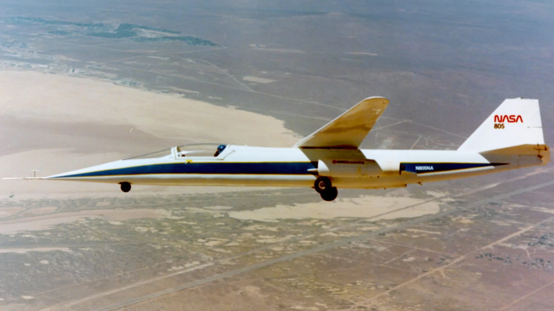 Aparece un avión en forma de flecha con un morro muy pronunciado