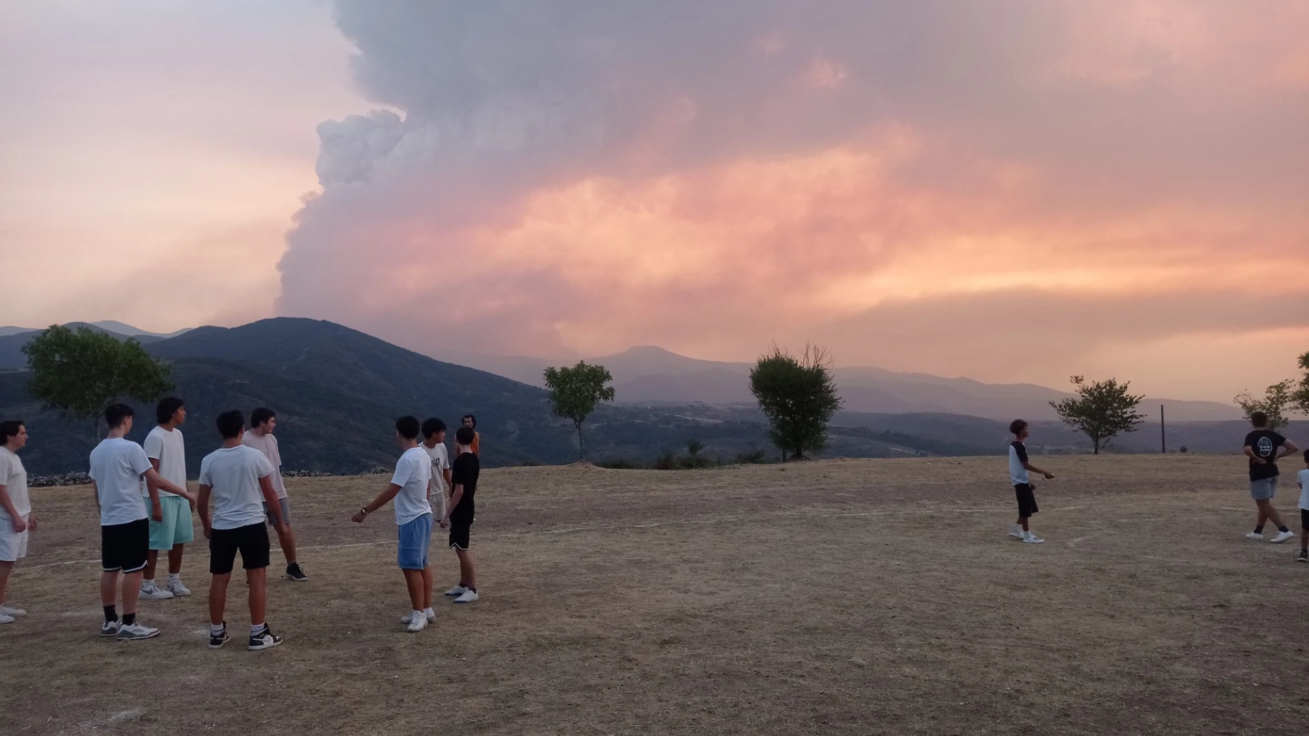 Columna de humo desde El Acebo