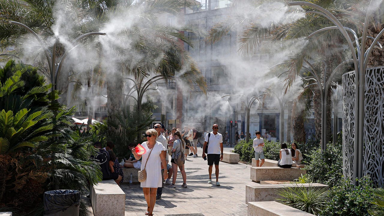 Alerta roja por riesgo extremo este lunes: 42 grados y tormentas fuertes en la Comunitat en el último día de la ola de calor