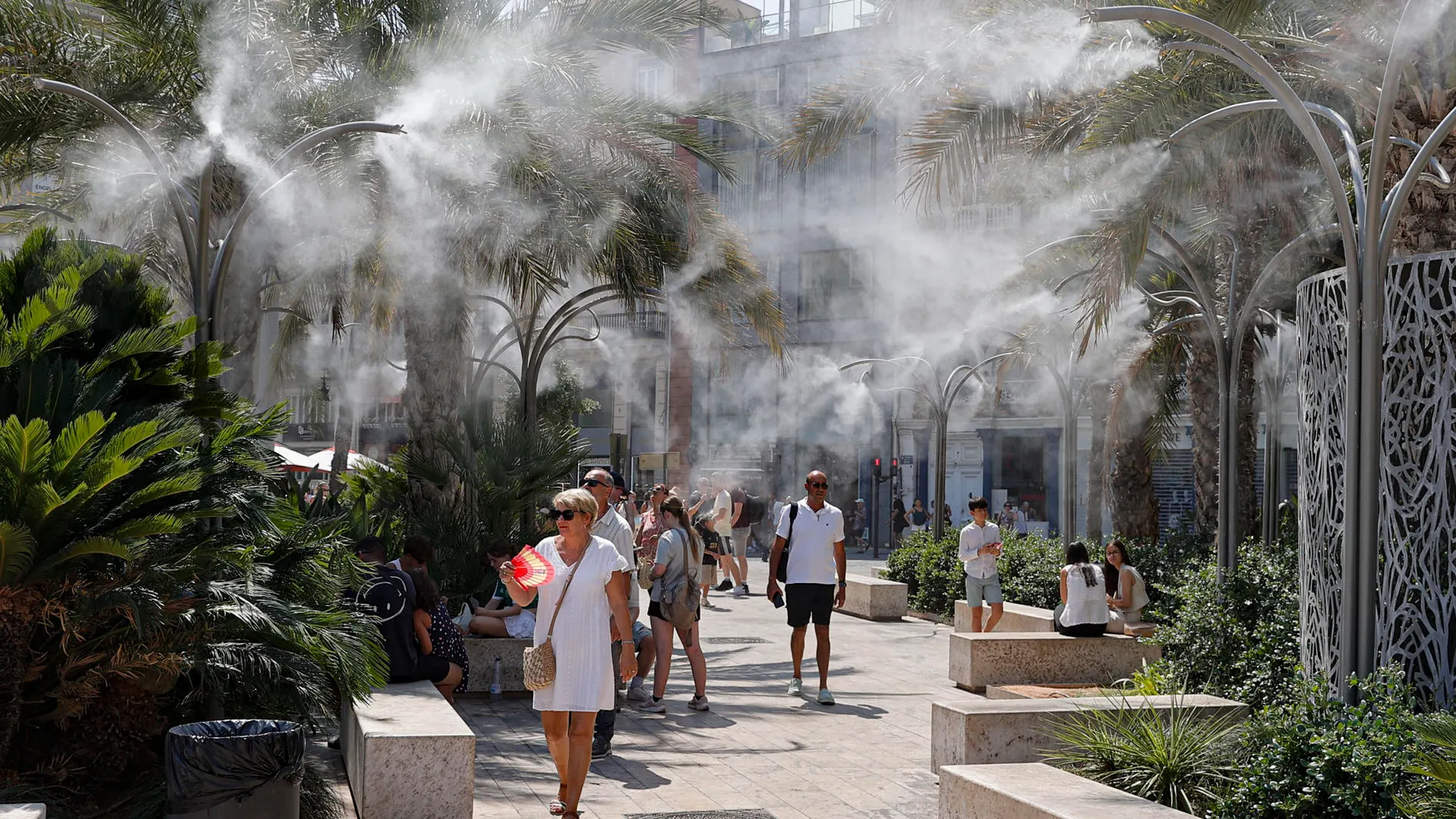 Alerta roja por riesgo extremo: 42 grados y tormentas fuertes en la Comunitat en el último día de la ola de calor