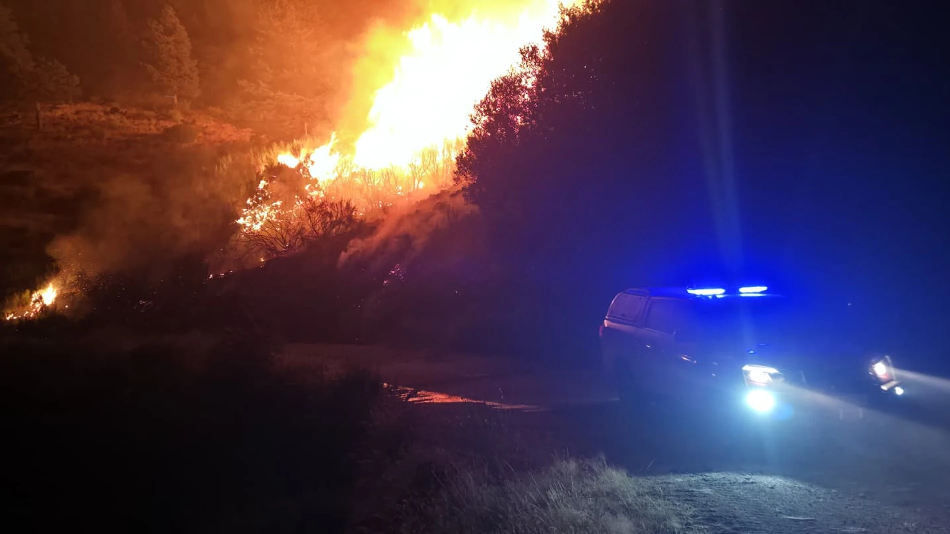 HERVÁS (CÁCERES), 18/08/2025.- Incendio en Jarrilla, en la zona de Hervás (Cáceres). La Junta de Extremadura recuerda, a través del 112, que la localidad de Hervás, con unos 4.000 habitantes y que suele duplicar su población en estas fechas, continúa confinada. Los incendios forestales siguen devorando el campo y el monte del noroeste peninsular y el fuego amenaza ya el parque natural de los Picos de Europa, mientras que las llamas siguen sumando hectáreas quemadas en Galicia y Extremadura. E...