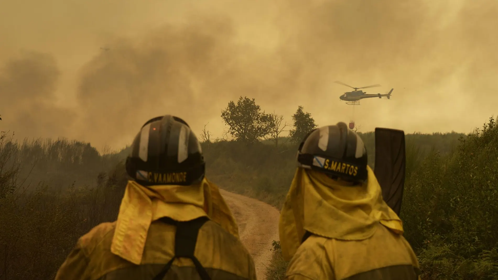 Imagen de archivo de bomberos luchando contra el fuego estos días.