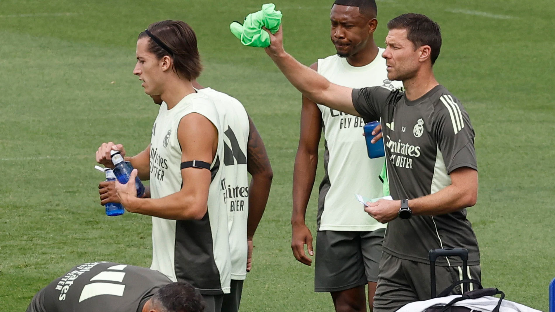 MADRID, 18/08/2025.- El técnico del Real Madrid, Xabi Alonso (d), durante el entrenamiento del equipo este lunes en Valdebebas para preparar el estreno liguero del equipo blanco ante Osasuna, este martes. EFE/Chema Moya
