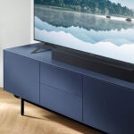 La barra de sonido Samsung HW-C400/ZF mide 64 x 10,7 x 6,6 centímetros