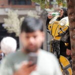Un hombre disfrazado se hidrata ante la ola de calor en Valencia este lunes 18 de agosto de 2025
