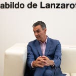 El presidente del Gobierno, Pedro Sánchez, recibe en Lanzarote al jefe del Ejecutivo canario, Fernando Clavijo