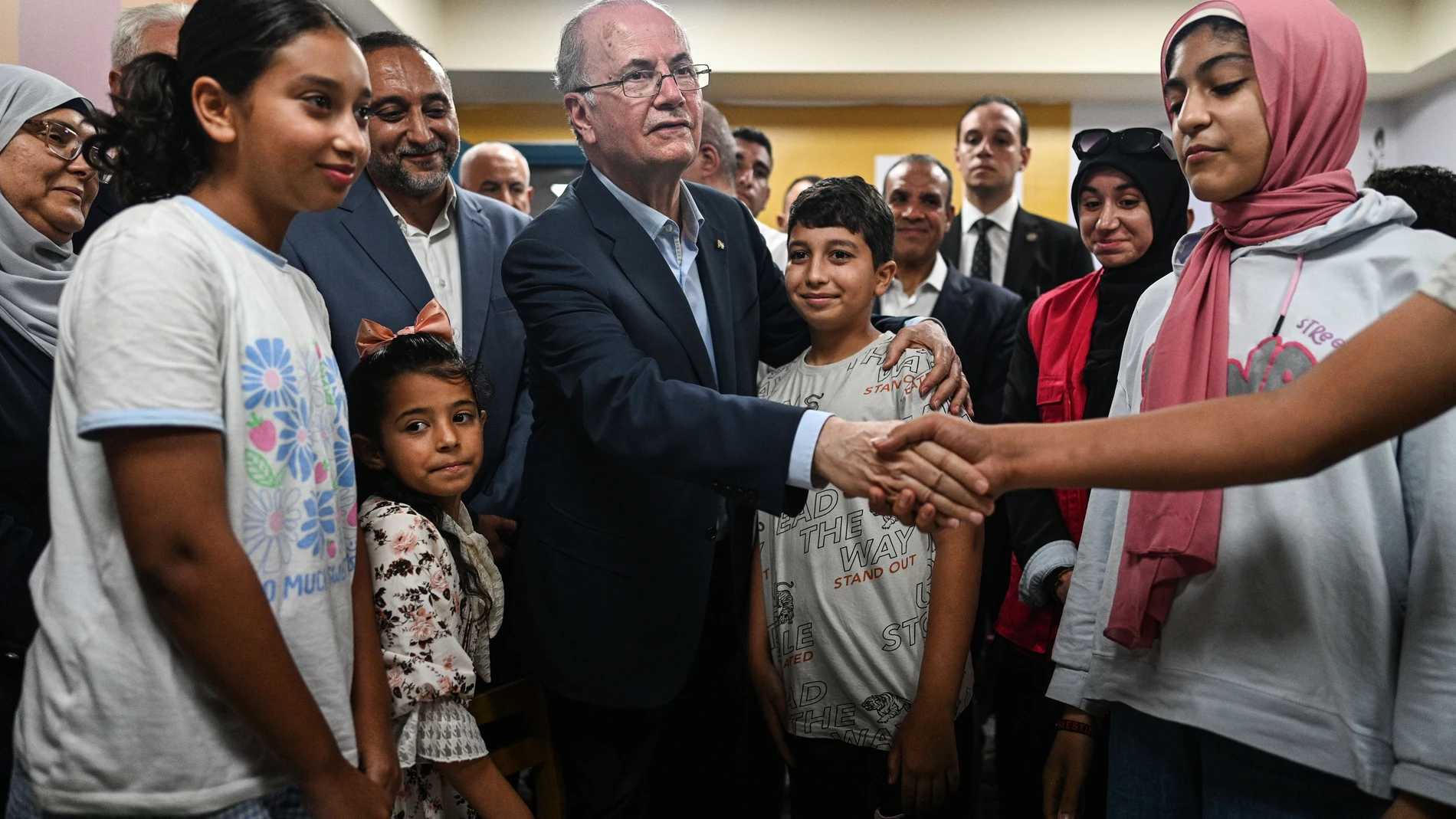 AL Arish (Egypt), 18/08/2025.- Palestinian Prime Minister Mohamed Mostafa (C) speaks with relatives of those injured in the Gaza war at Al-Arish General Hospital in Al-Arish, Egypt, 18 August 2025. (Egipto) EFE/EPA/MOHAMED HOSSAM