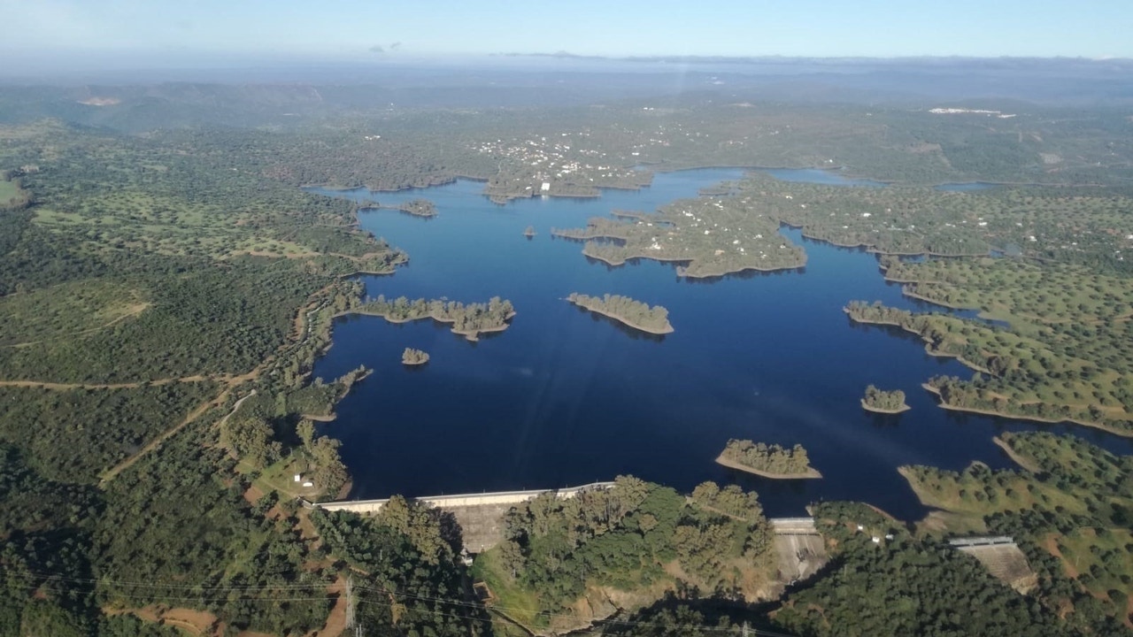 Buscan a un hombre desaparecido cuando se bañaba en un lago en Sevilla