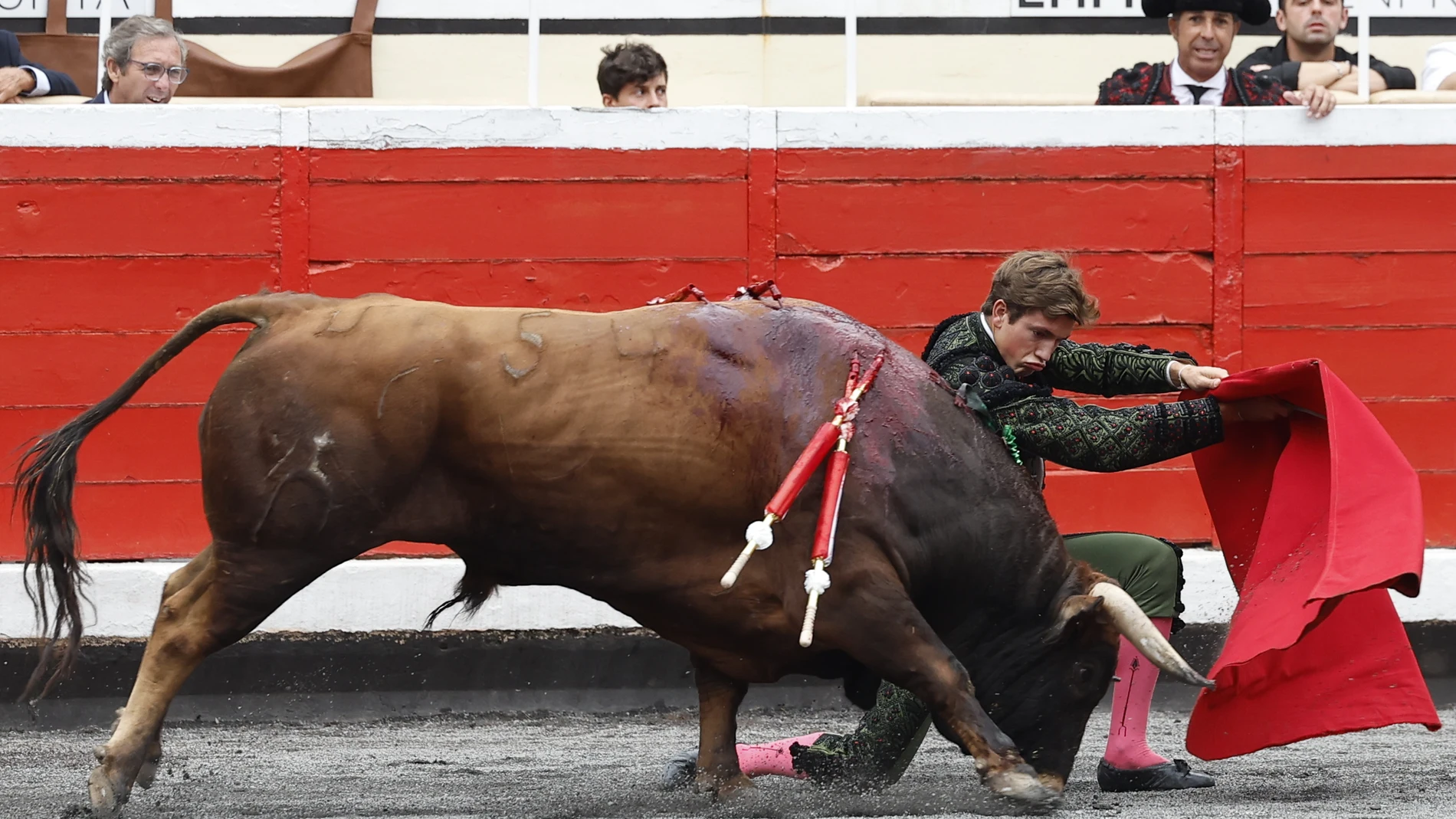 BILBAO, 18/08/2025.-El diestro Javier Zulueta da un pase a su primer novillo, de la ganadería La Purísima, en la primera jornada de las corridas generales de la Aste Nagusia 2025 de Bilbao. EFE/ Miguel Toña