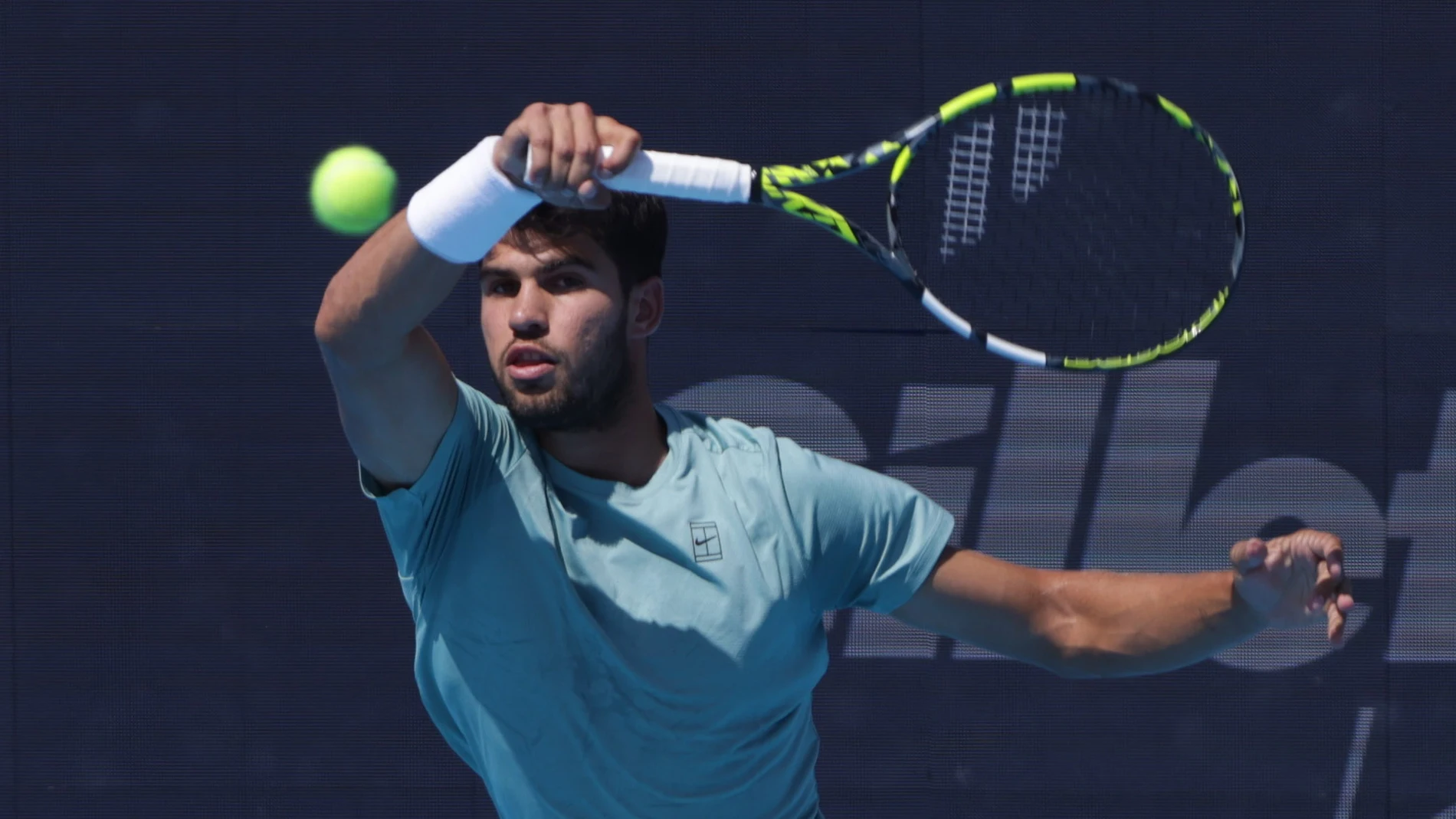 MASON (United States), 18/08/2025.- Carlos Alcaraz of Spain in action against Jannik Sinner of Italy during during the Men's Final of the Cincinnati Open tournament at the Lindner Family Tennis Center in Mason, Ohio, USA, 18 August 2025. (Tenis, Italia, España) EFE/EPA/MARK LYONS