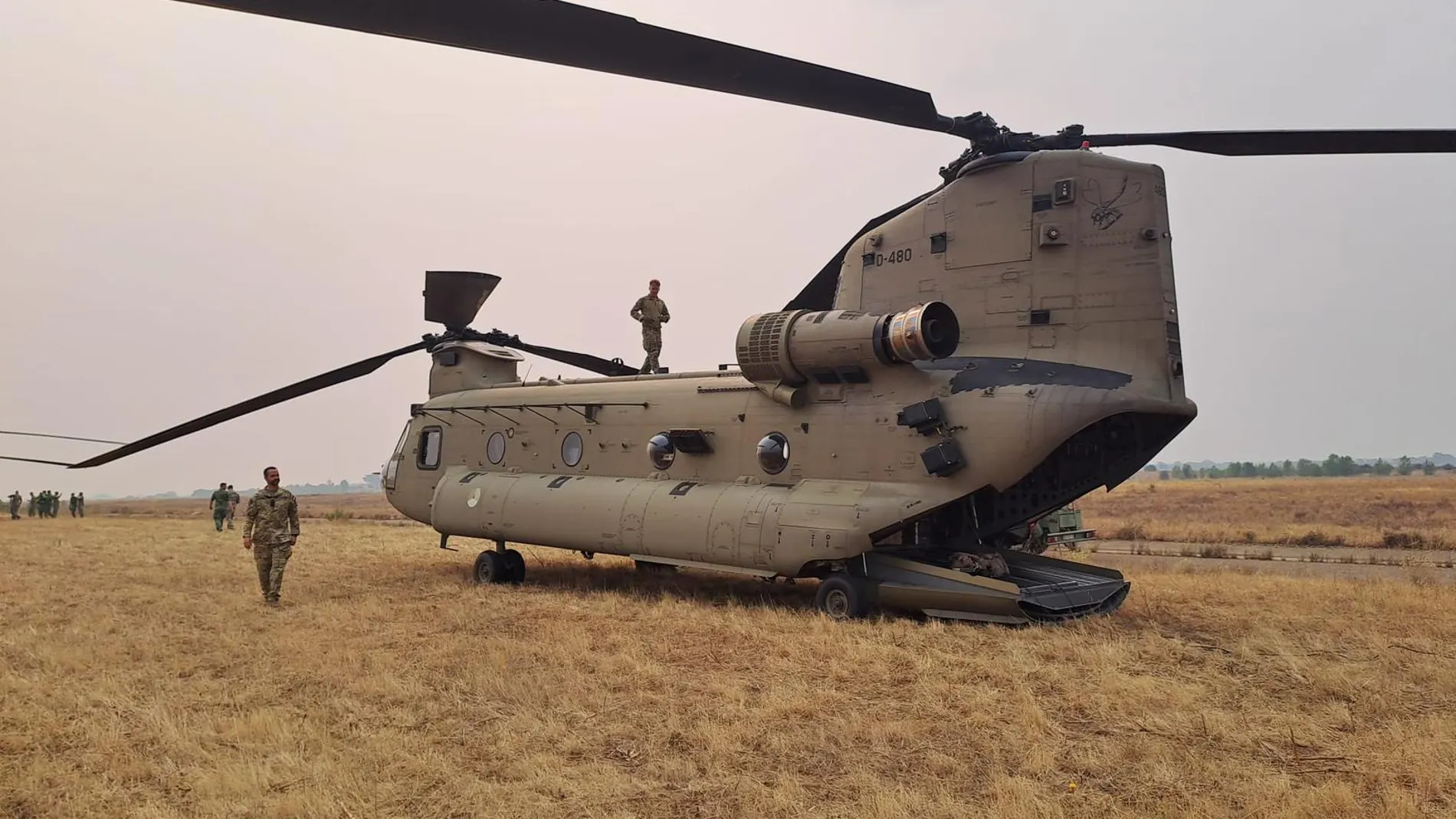 Dos helicópteros ‘Chinook’ llegan a La Virgen del Camino (León) para participar en el dispositivo de extinción de incendios
