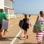 Veraneantes se dirigen a pasar el día en la playa onubense de La Antilla
