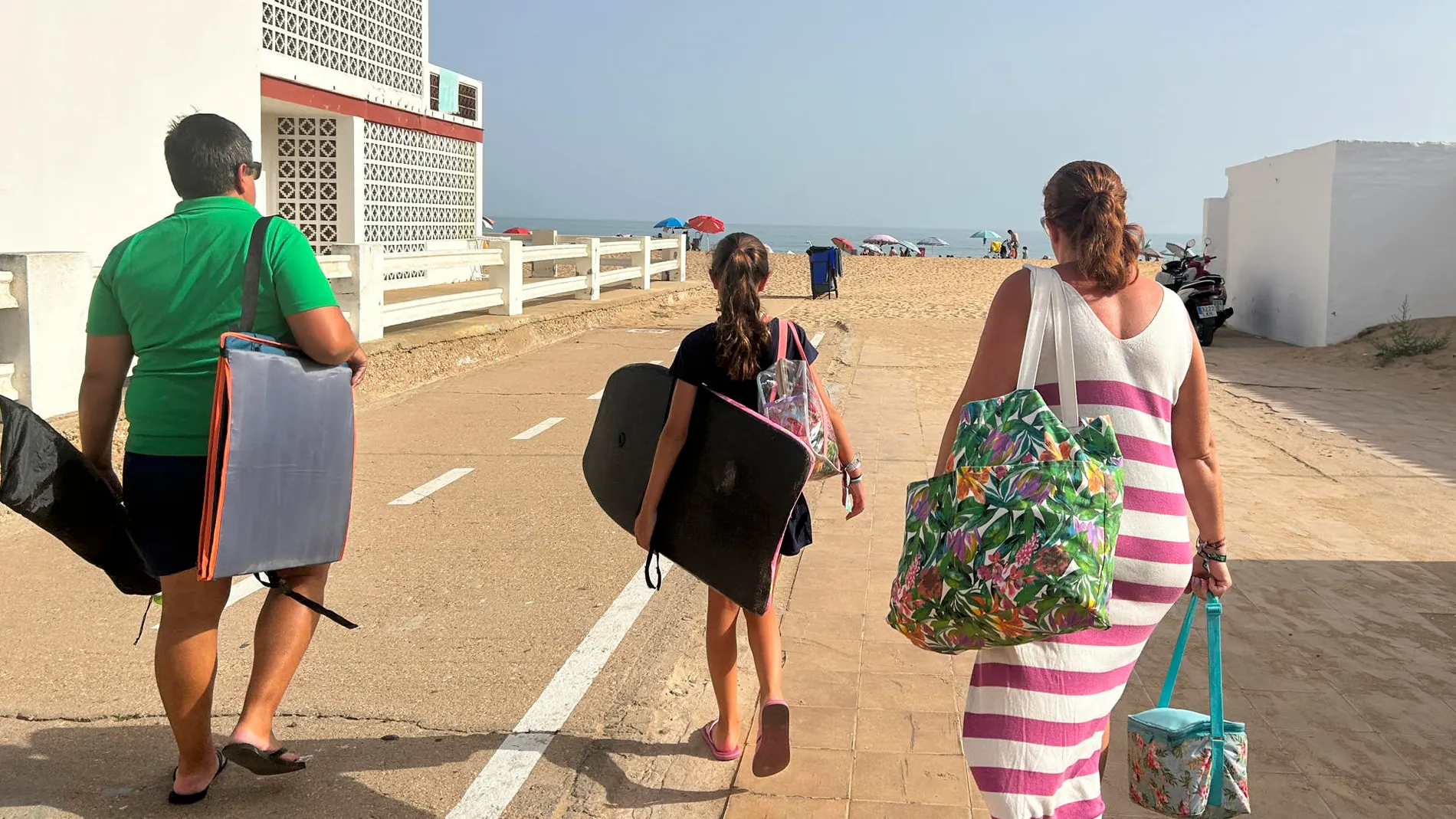 Veraneantes se dirigen a pasar el día en la playa onubense de La Antilla