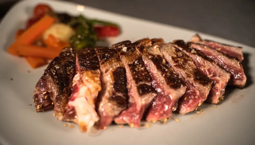 El restaurante ofrece una cuidada selección de carnes