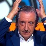 Josep Pedrerol imita en 'El Chiringuito' la celebración con la corona popularizada por Lamine Yamal