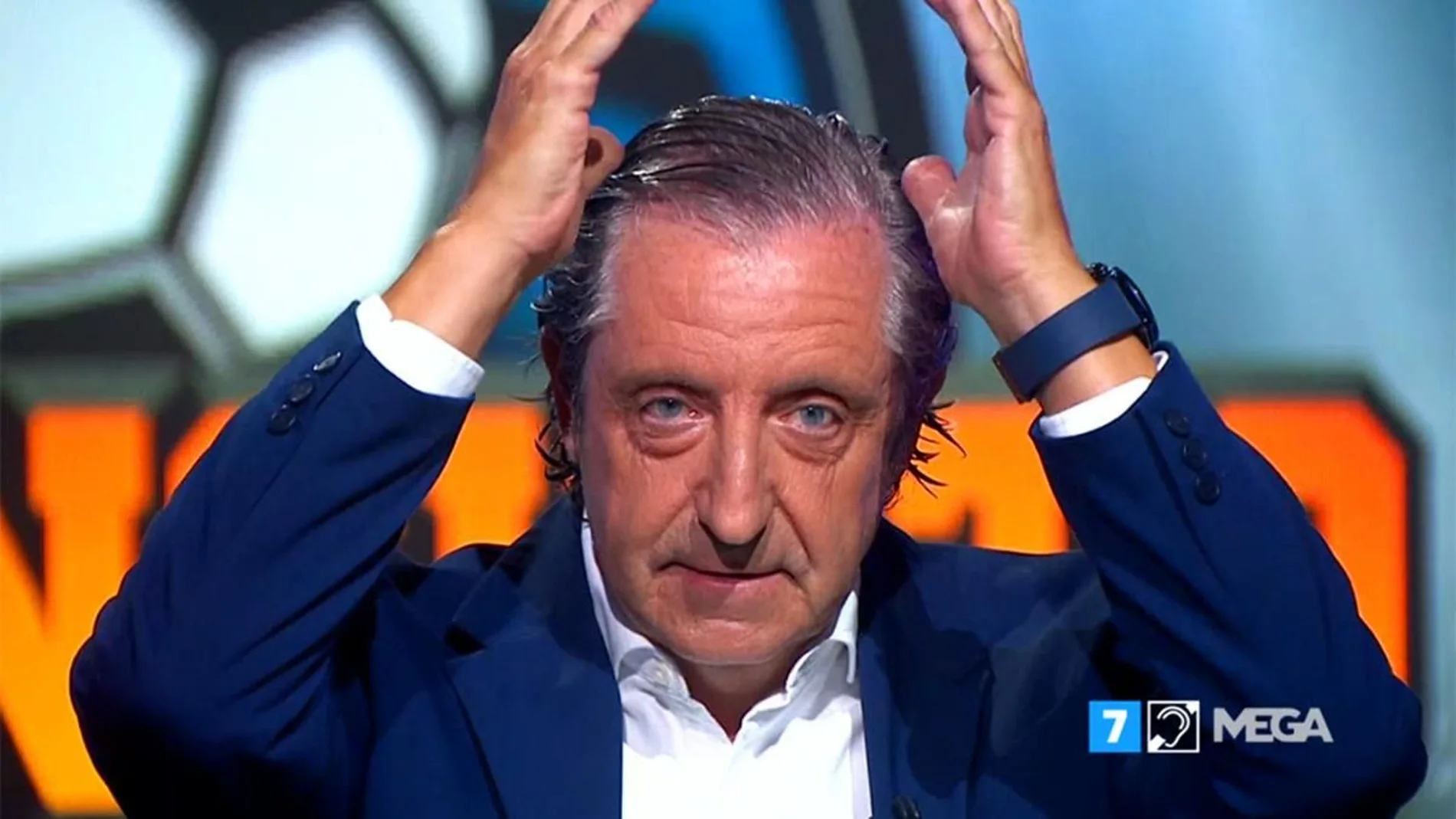 Josep Pedrerol imita en 'El Chiringuito' la celebración con la corona popularizada por Lamine Yamal