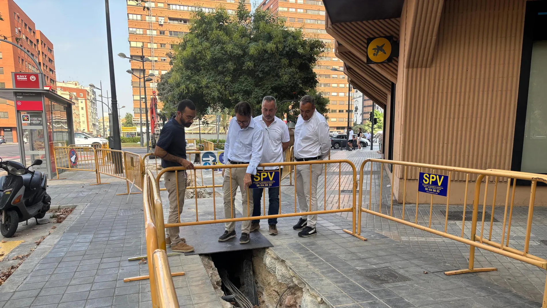 El alcalde en funciones de Valencia, Juan Giner, supervisa una obras en la calle Bélgica