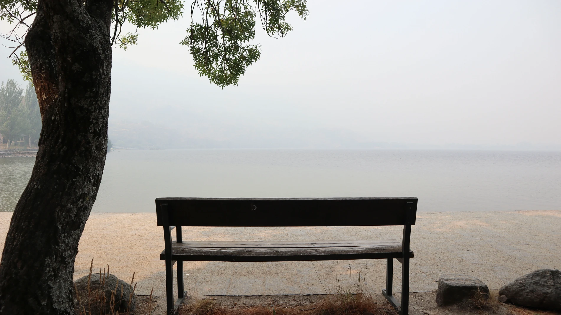 RIBADELAGO (ZAMORA), 18/08/2025.- La docena de localidades del entorno del Lago de Sanabria, en la provincia de Zamora, se preparan para una posible evacuación por el incendio de Porto, que afectará a unos ocho mil vecinos de la zona. EFE/Mariam A. Montesinos