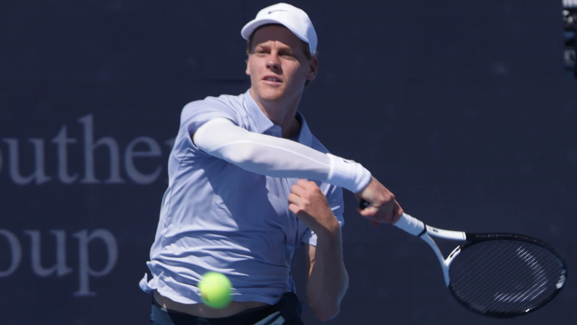 MASON (United States), 18/08/2025.- Jannik Sinner of Italy in action against Carlos Alcaraz of Spain during the Men's Final of the Cincinnati Open tournament at the Lindner Family Tennis Center in Mason, Ohio, USA, 18 August 2025. (Tenis, Italia, España) EFE/EPA/MARK LYONS