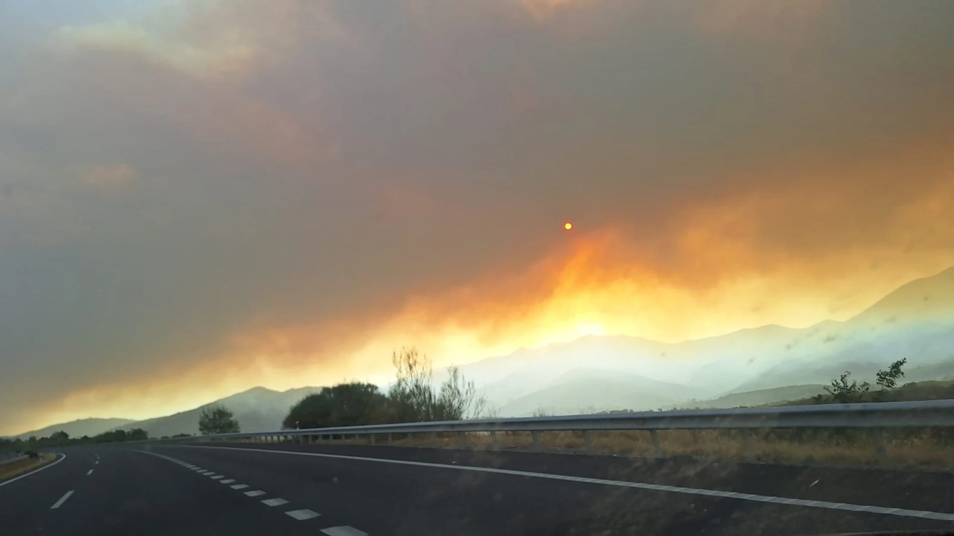 Incendio de Jarilla (Cáceres) en el límite con la provincia de Salamanca. EUROPA PRESS 18/08/2025