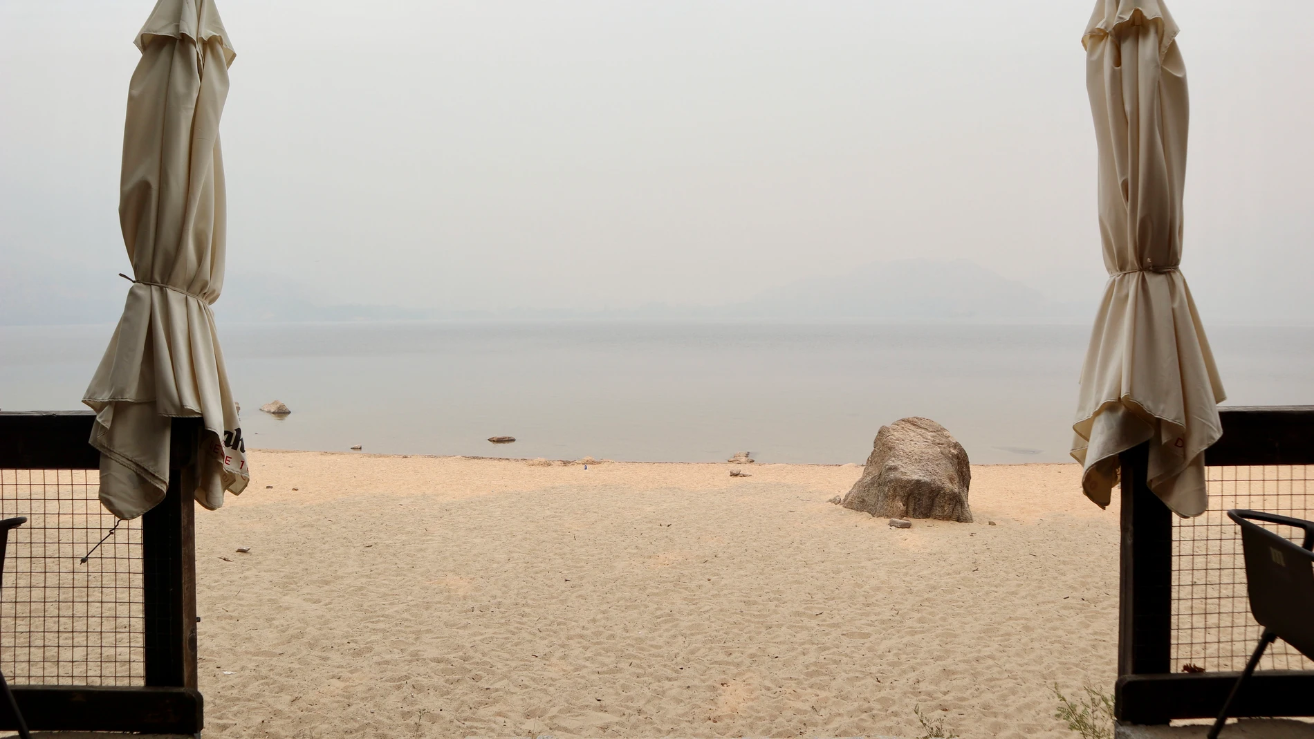 RIBADELAGO (ZAMORA), 18/08/2025.- La docena de localidades del entorno del Lago de Sanabria, en la provincia de Zamora, se preparan para una posible evacuación por el incendio de Porto, que afectará a unos ocho mil vecinos de la zona. EFE/Mariam A. Montesinos