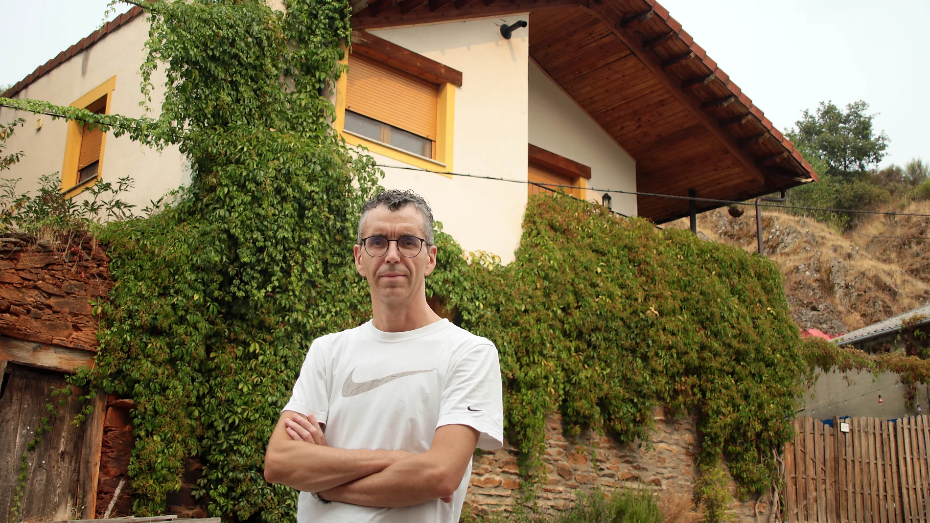 Jesús del Río regenta la Casa Rural Aguas Frías, en La Omañuela